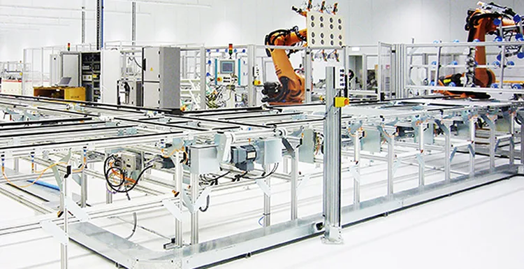 Fördertechnik mit Zahnriemenförderer und Roboter